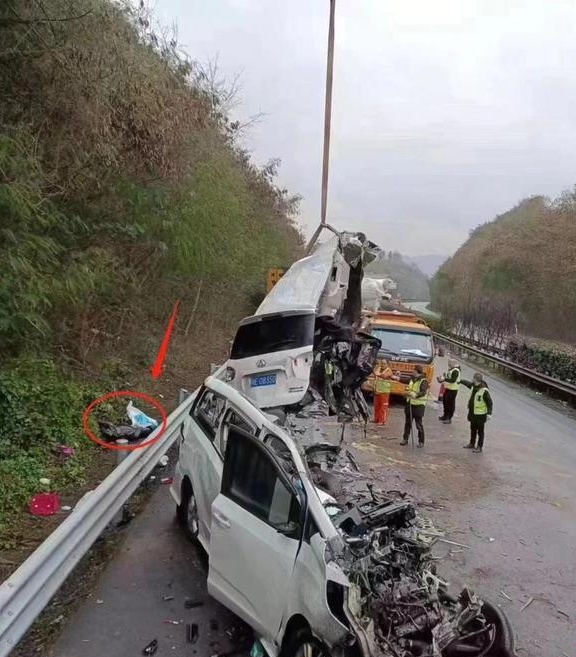 韵达快递货车与面包车相撞致6死1伤，于成渝环线高速泸州境内！
