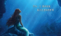 （话题）《小美人鱼》新镜头截图：爱丽儿抚摸王子脸 王子尬笑